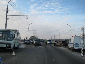 На сокольском мосту столкнулись 4 автомобиля На сокольском мосту столкнулись 4 автомобиля