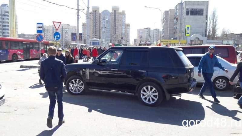 У центрального рынка пенсионерка попала под Range Rover У центрального рынка пенсионерка попала под Range Rover