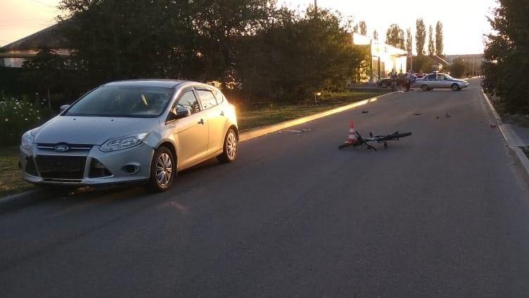 В Грязях мопед после столкновения с «Фордом» отбросило на женщину-пешехода В Грязях мопед после столкновения с «Фордом» отбросило на женщину-пешехода