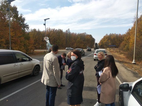 Перед опасным поворотом на Частую Дубраву установлены дополнительные знаки Перед опасным поворотом на Частую Дубраву установлены дополнительные знаки