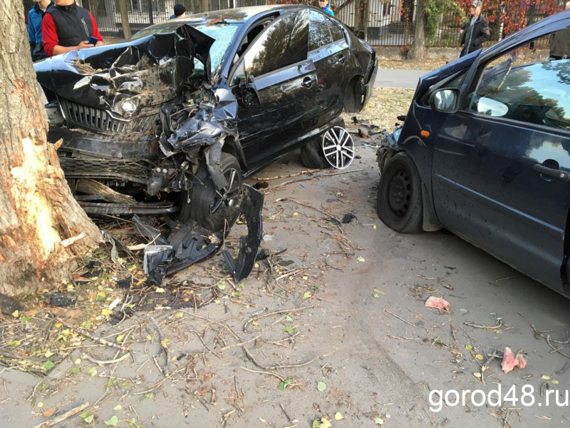 Четыре человека пострадали в массовой аварии на улице Космонавтов Четыре человека пострадали в массовой аварии на улице Космонавтов
