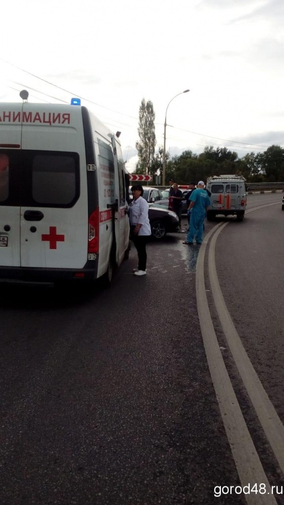 На спуске улицы Механизаторов автомобиль после столкновения разрезали спасатели На спуске улицы Механизаторов автомобиль после столкновения разрезали спасатели