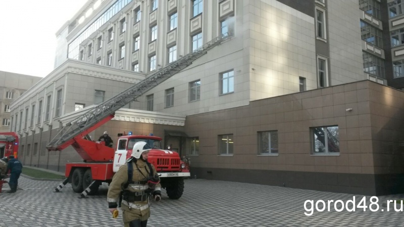 В центре Липецка пожарные условно эвакуируют отель В центре Липецка пожарные условно эвакуируют отель