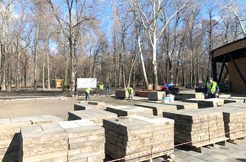В Нижнем парке подрядчики выравнивают плитку В Нижнем парке подрядчики выравнивают плитку