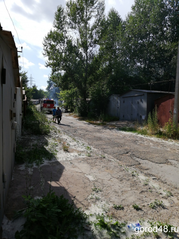 В гаражном кооперативе «Металлист-23» горят мусор и трава В гаражном кооперативе «Металлист-23» горят мусор и трава