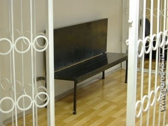 Женщина набросилась с кулаками на судебного пристава Женщина набросилась с кулаками на судебного пристава