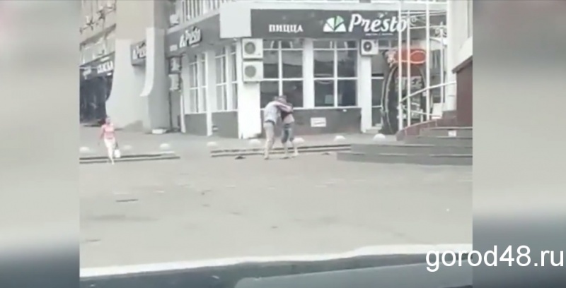Забавная драка у бара попала на видео Забавная драка у бара попала на видео