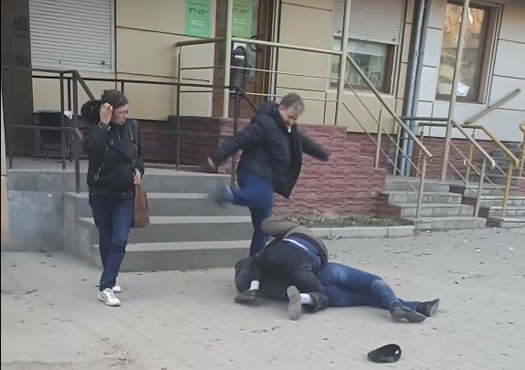 «Мирон спешит на помощь»: липчане сняли пьяную драку в центре города «Мирон спешит на помощь»: липчане сняли пьяную драку в центре города