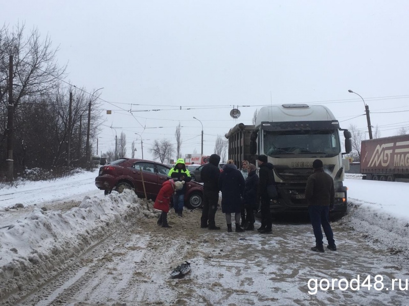 Проезд по улице Металлургов затруднен из-за двойного ДТП Проезд по улице Металлургов затруднен из-за двойного ДТП