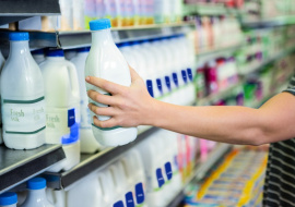 РБК: производители молока стали маскировать реальный объем упаковки надписью «1 кг»