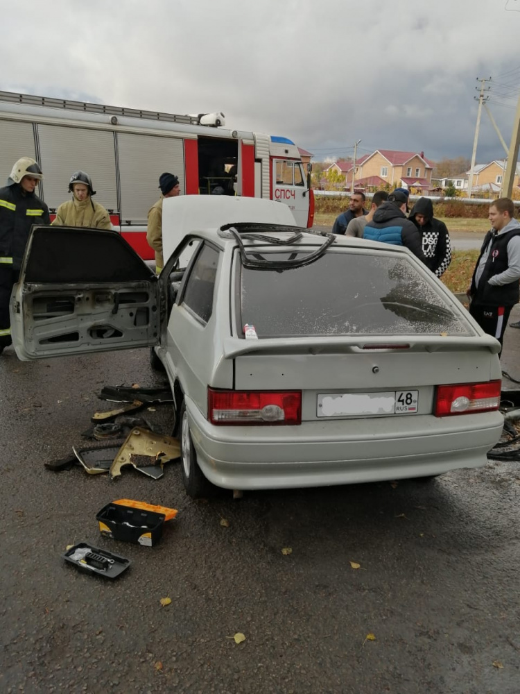 В Липецке сгорел автомобиль В Липецке сгорел автомобиль