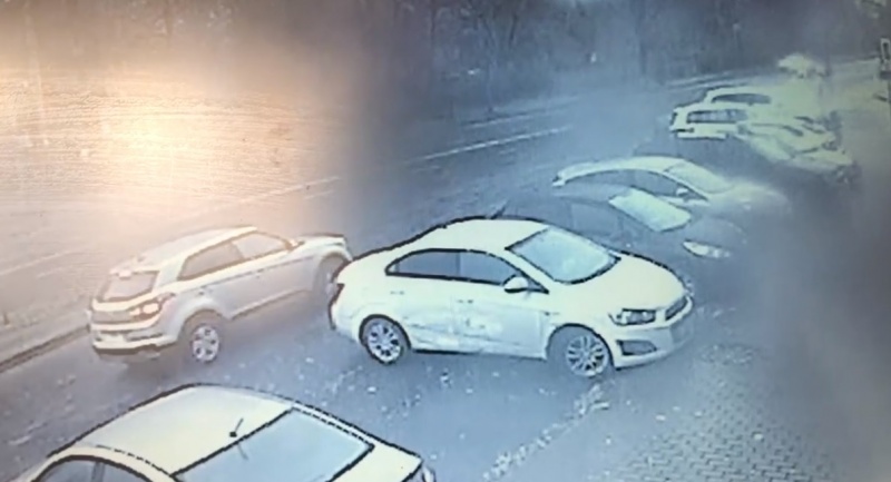 Автомобиль липчанки разбили около банка Автомобиль липчанки разбили около банка