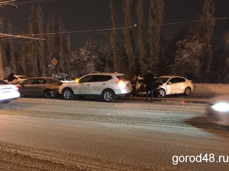 На Октябрьском мосту массовая авария На Октябрьском мосту массовая авария