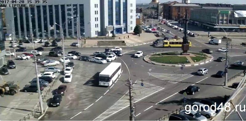 Свадьба на дорогих авто оккупировала кольцо в центре Липецка Свадьба на дорогих авто оккупировала кольцо в центре Липецка