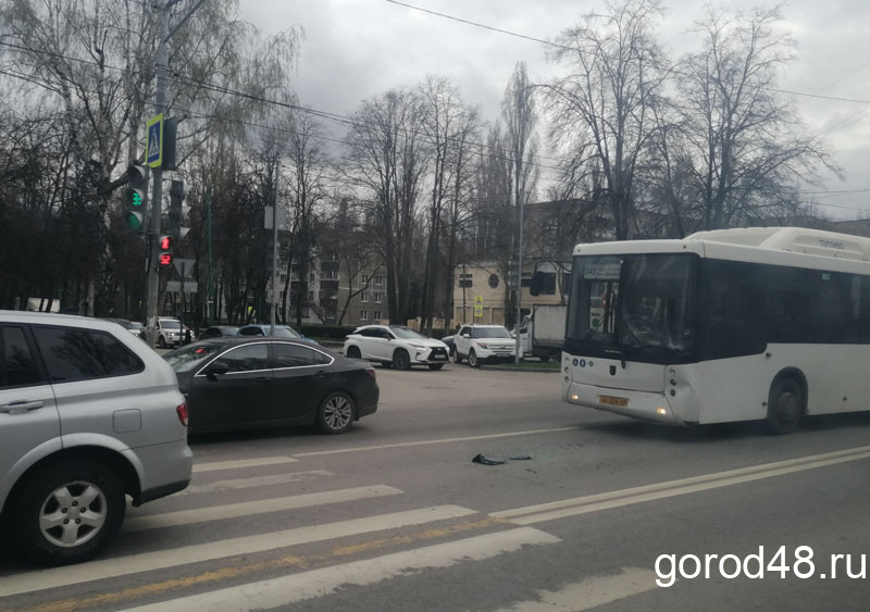 Проспект космонавтов автобусы. Город 48 авария 302 маршрутка. Рынок 9го микрорайона Липецк. Липецк аварии автобусы 2006. Автобус для Космонавтов.