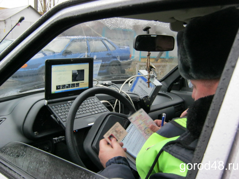 46-летний водитель попался с купленными в Москве поддельными правами