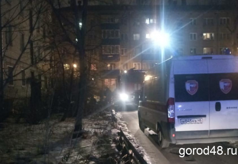 Из горящей квартиры на проспекте Победы вынесли двух человек Из горящей квартиры на проспекте Победы вынесли двух человек