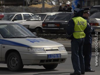 Инспекторы ГИБДД поймали мужчину с поддельными правами Инспекторы ГИБДД поймали мужчину с поддельными правами