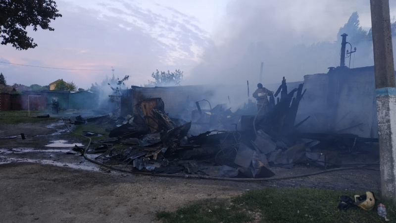 В Грязях пожарные проливают водой тлеющие хозпостройки до сих пор В Грязях пожарные проливают водой тлеющие хозпостройки до сих пор