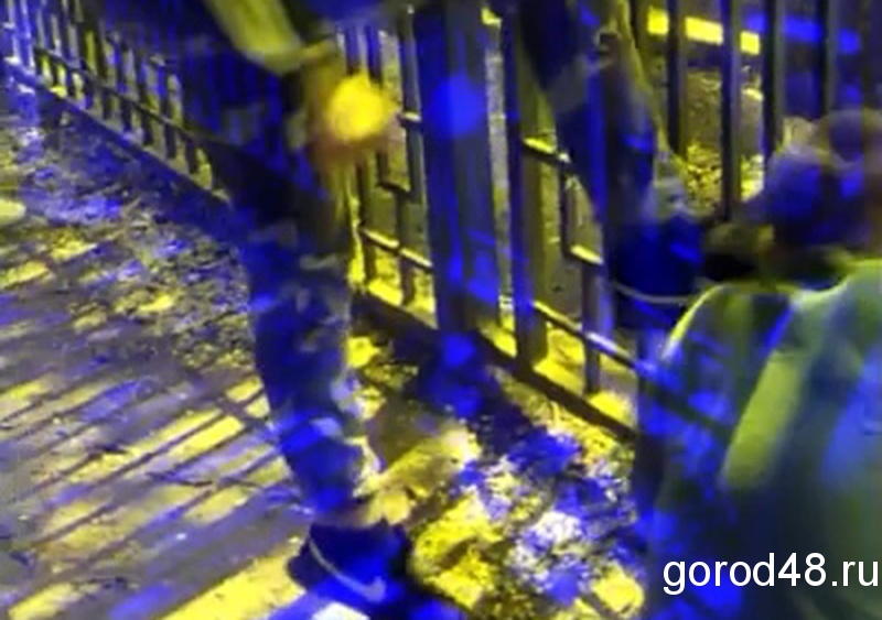 Избиение подростка в Липецке сняли на видео и выложили в Интернет Избиение подростка в Липецке сняли на видео и выложили в Интернет