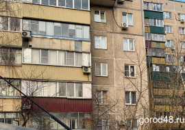 В Липецке маленькая девочка забралась на подоконник и распевала песни в распахнутое окно
