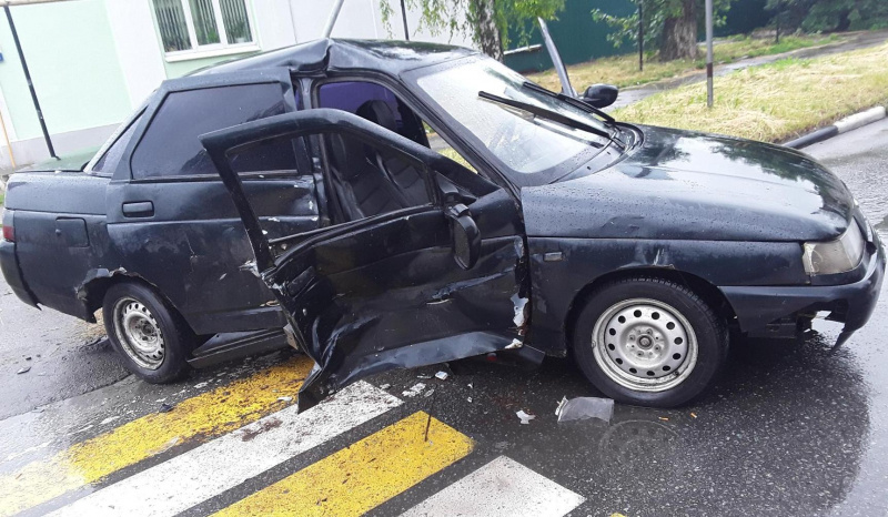 В столкновении автомобилей под управлением юных водителей пострадала 35-летняя женщина