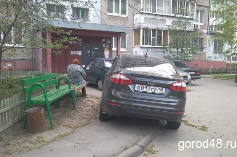 Перегородить соседям единственный тротуар – это бесценно (ФОТО) Перегородить соседям единственный тротуар – это бесценно (ФОТО)