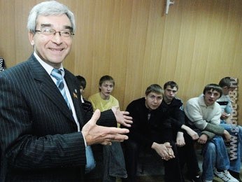 Председатель призывной комиссии Михаил Гулевский принимал будущих солдат Председатель призывной комиссии Михаил Гулевский принимал будущих солдат