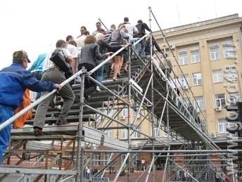 Во время гонок «Липецкий подъем» на улице Зегеля рухнул мост, а один из автомобилей врезался в здание мэрии Во время гонок «Липецкий подъем» на улице Зегеля рухнул мост, а один из автомобилей врезался в здание мэрии