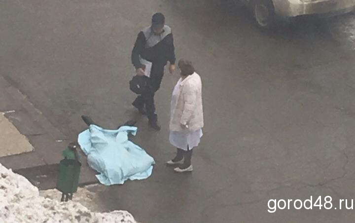 На крыльце поликлиники умер мужчина На крыльце поликлиники умер мужчина