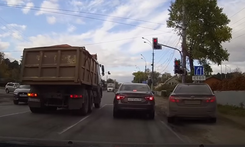Наглость водителя Toyota Camry возмутила липчан Наглость водителя Toyota Camry возмутила липчан