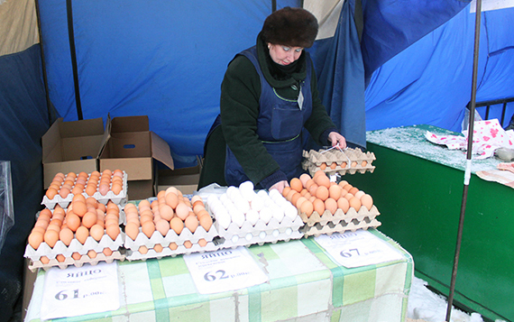 Рынок яиц. Яйца на рынке. Торговля яйцами. Рынок яичной продукции. Выкладка яйцо на рынке.