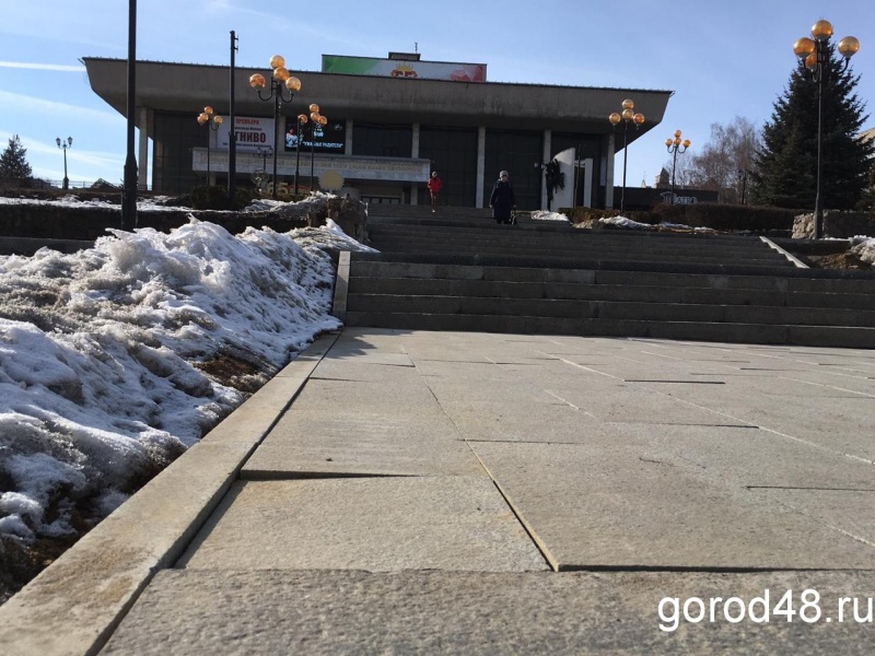 Плитка на лестнице Театральной площади гуляет под ногами Плитка на лестнице Театральной площади гуляет под ногами