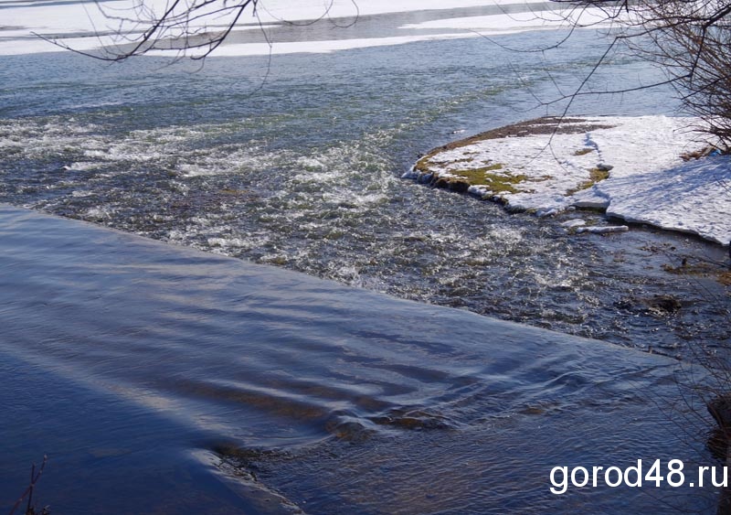 Паводковые воды затопили еще одну дорогу Паводковые воды затопили еще одну дорогу