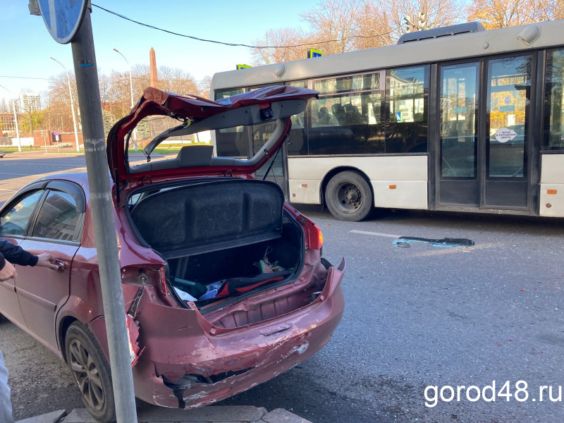 «Шевроле» забросило на тротуар в центре Липецка после столкновения с автобусом