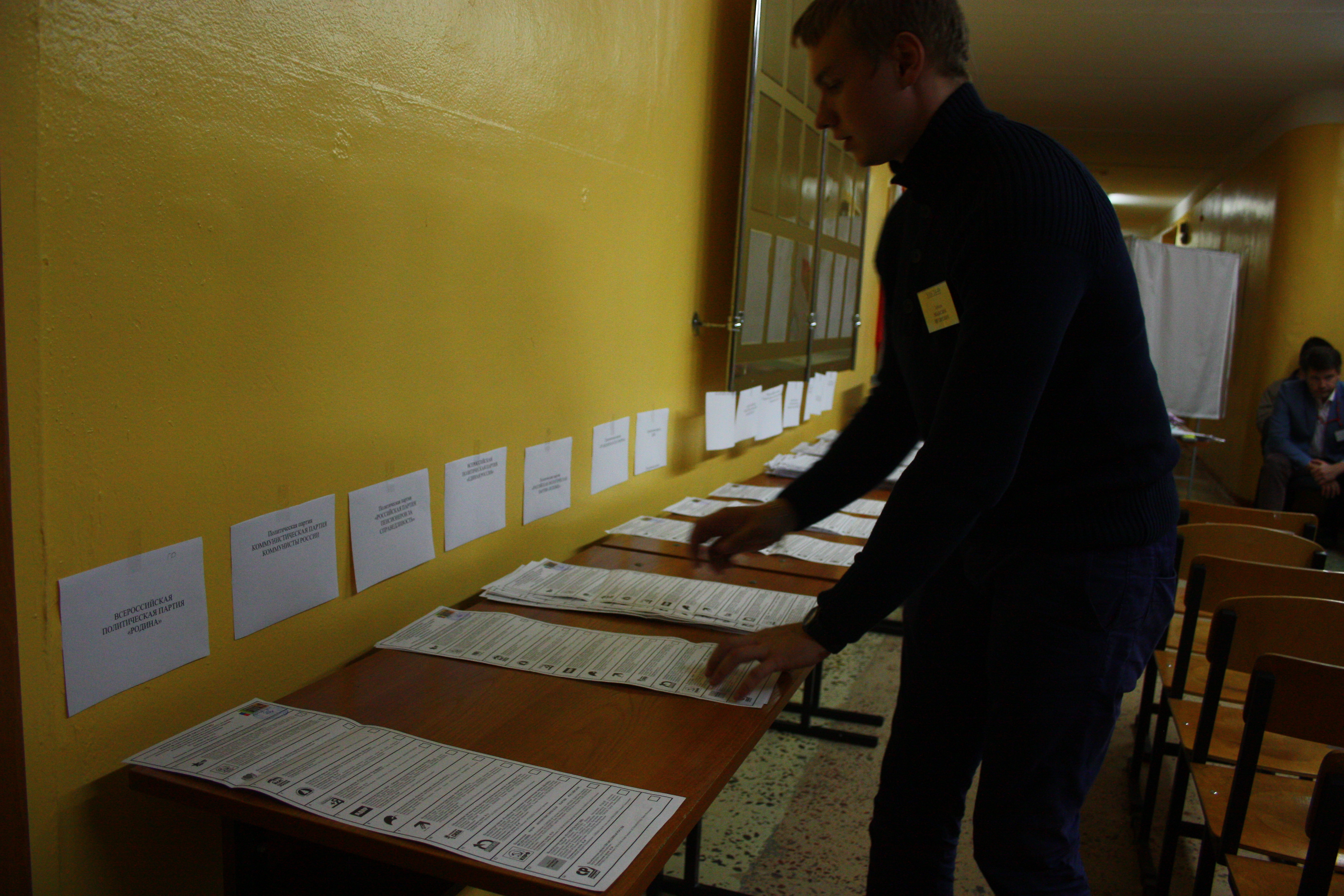 опускание бюллетеня в урну. голосование. опускание бюллетеня в урну. опускание бюллетеня в урну. выборы бросание бюллетени 1920 на 1080.