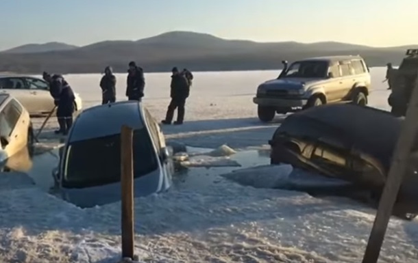 Во Владивостоке около 30 авто провалились под лед Во Владивостоке около 30 авто провалились под лед