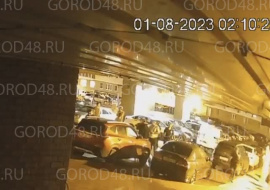 Падение 28-летней женщины в Липецке с 12-го этажа на автомобиль записали камеры наблюдения
