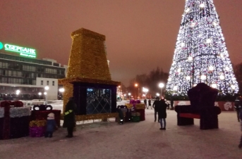 На площади Петра в Липецке установили гигантский камин На площади Петра в Липецке установили гигантский камин