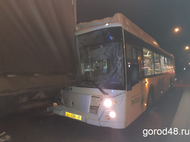Автобус 2Т врезался в грузовик, пострадали несколько пассажиров