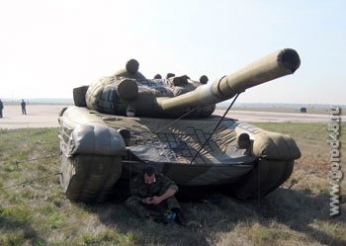 В Липецке показали надувную армию В Липецке показали надувную армию