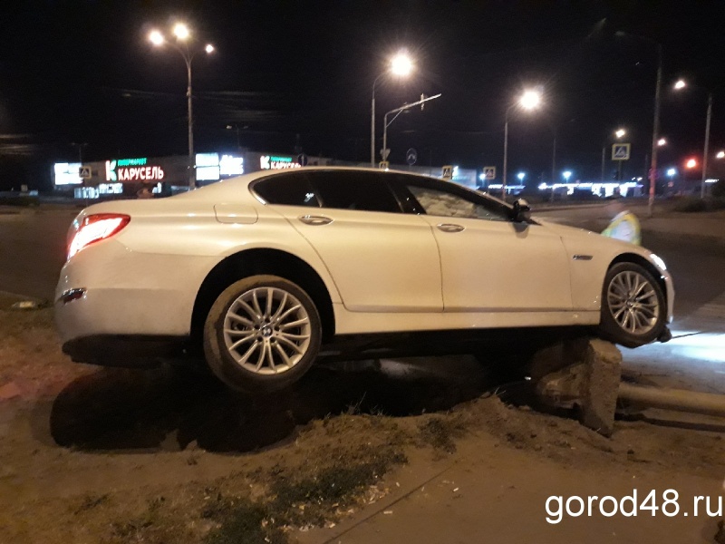Ночная атака «BMW» на светофор попала на видео Ночная атака «BMW» на светофор попала на видео