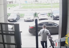 Кражу велосипеда из подъезда записала камера видеонаблюдения
