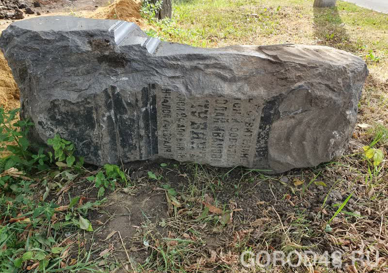Энергетики нашли в траншее на улице Гагарина памятник с могилы статского советника