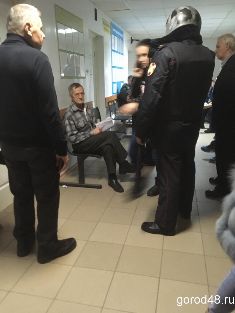 В поликлинике №1 работают несколько нарядов полиции В поликлинике №1 работают несколько нарядов полиции