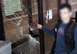 Из-за ссоры с девушкой 23-летний липчанин разбил стекла на двух остановках