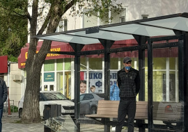 На проспекте Победы вандалы разбили стекла остановок на 275 тысяч рублей