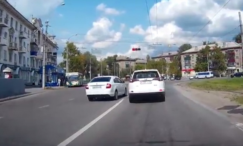 Каскад нарушений ПДД сняли на видео в Липецке Каскад нарушений ПДД сняли на видео в Липецке