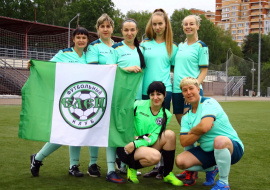 Дочь Льва Яшина наградила футбольных мамочек из Ельца медалями престижного турнира