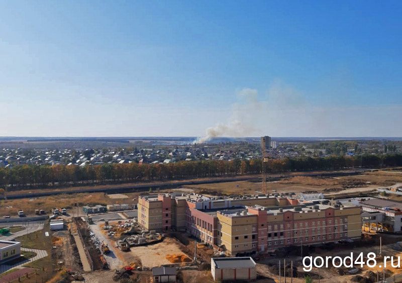 Гектар травы горел рядом с элитным поселком под Липецком Гектар травы горел рядом с элитным поселком под Липецком